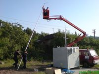 Мониторинг квалитета ваздуха се обавља у мрежи мерних места (станица) постављених у више нивоа од стране стручних организација (заводи за јавно здравље, Републички хидрометеоролошки завод и
