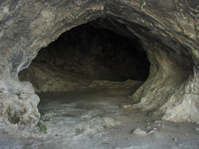 8 σπήλαιο, δεν αναφέρει το παραµικρό ίχνος σκουπιδιών. Κατά την ανάβαση µας µε το σχοινί και γύρο στα 40µ. βάθος, κάναµε ένα εκκρεµές προς τα αριστερά γύρω στα 15µ. για να βρεθούµε σε ένα πατάρι.