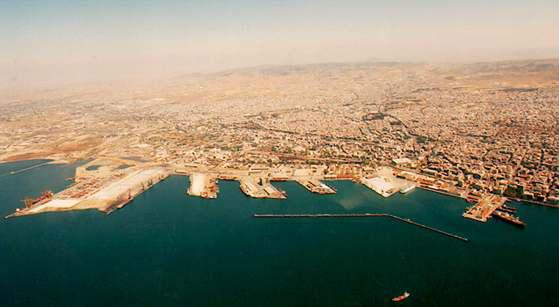 2.4 Το Λιμάνι και οι Λιμενικές Εγκαταστάσεις ως Δίκτυο Ζωής Σε κάθε παραθαλάσσια πόλη, όπως και στην πόλη της Θεσσαλονίκης, οι λιμενικές εγκαταστάσεις αποτελούν έργο μείζονος σημασίας για την βιώσιμη