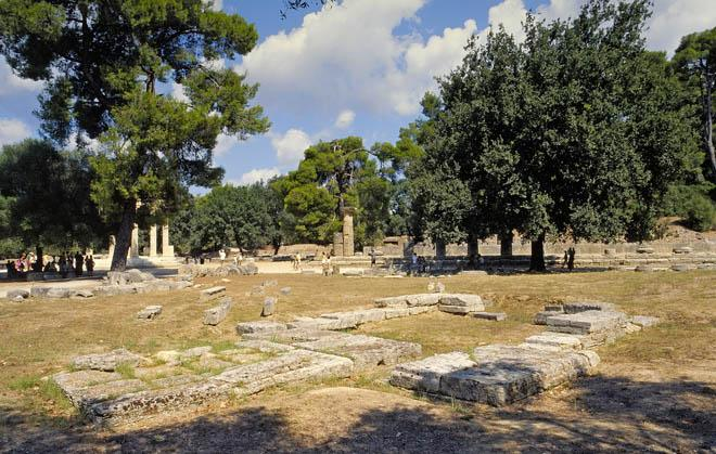 Πελόπιο Το Πελόπιο ήταν ταφικό μνημείο (κενοτάφιο) αφιερωμένο στον Πέλοπα, τοπικό ήρωα που τιμούσαν ιδιαίτερα οι Ηλείοι. Βρίσκεται μεταξύ του ναού της Ήρας και του ναού του Διός.
