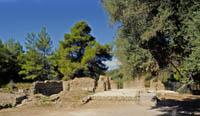 Ξενώνες της Ολυμπίας Οι ξενώνες των ρωμαϊκών χρόνων βρίσκονται έξω από την ιερά Άλτι, δυτικά του εργαστηρίου του Φειδία και πολύ κοντά στις θέρμες του Κλαδέου.