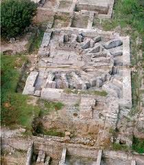 Οι Ρωμαίοι για να κατασκευάσουν το κτήριο του ωδείου και ολόκληρο το συγκρότημα των θερμών, κατεδάφισαν προϋπάρχοντα ελληνιστικά κτίρια και μέρος του ελληνιστικού τείχους της πόλης, το οποίο αυτήν