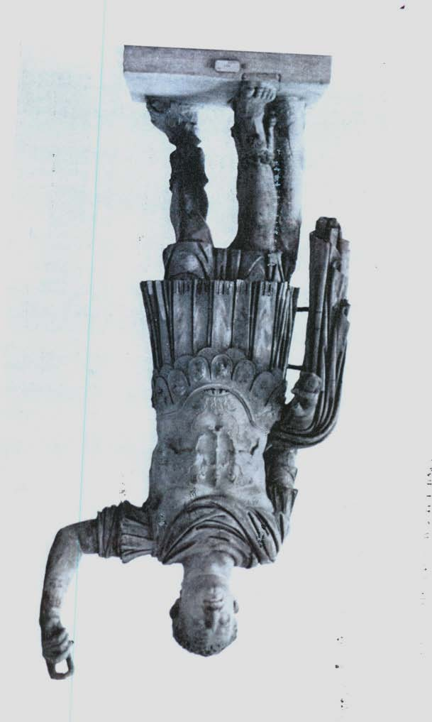 Εικ. 51-52 : Τμήματα χεριών Νίκης που κρατούν στεφάνι.