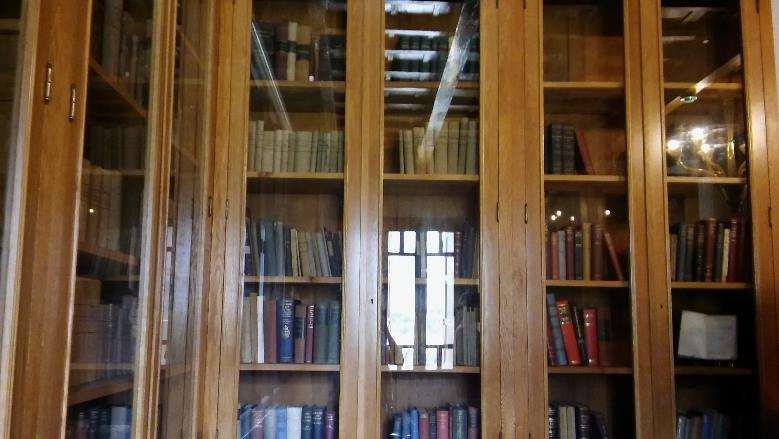 Η τεράστια βιβλιοθήκη του Κατά την κατοχή της Κρήτης από τους Γερμανούς, πολλά βιβλία, ολόκληρες συλλογές και τόμοι κλέβονται,