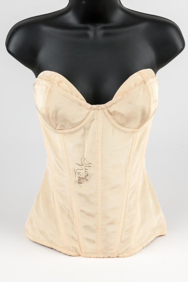 Stevie Nicks Bustier Ο μπεζ κορσές σχεδιάστηκε αποκλειστικά για την τραγουδίστρια των Fleetwood Mac, Stevie Nicks και είναι υπογεγραμμένος από την ίδια.