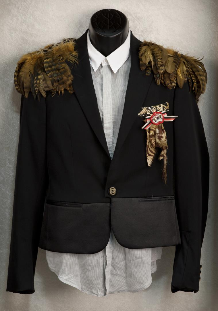 Brandon Flower s Feathered Dior Jacket Το κοστούμι του Brandon Flower αποτελεί δημιουργία του Γάλλου Hedi Slimane, πρώην σχεδιαστή και ιδρυτικού στελέχους του Dior Homme.