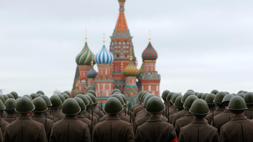 ΤΕΛΟΣ ΠΑΡΟΥΣΙΑΣΗΣ Russian servicemen in historical uniforms take part in a military