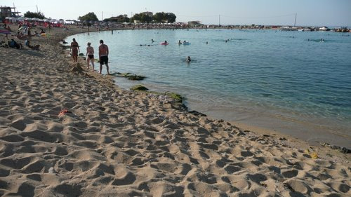 ΣΤΑΥΡΟΣ Η παραλία του Σταυρού βρίσκεται στην περιοχή Ακρωτήρι και ανήκει στον δήµο Ακρωτηρίου του Νοµού Χανίων. Η παραλία απέχει 16 χιλιόµετρα από τα Χανιά και αποτελείται από δύο παραλίες.