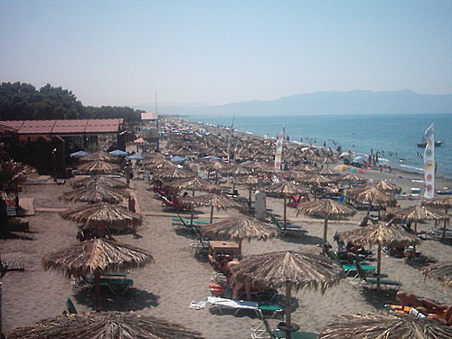 ΜΥΛΟΣ Η παραλία Μύλος βρίσκεται στην περιοχή του χωριού Πλατανίας στα δυτικά της πόλης των Χανίων και απέχει περίπου 11 χιλιόµετρα από τα Χανιά.
