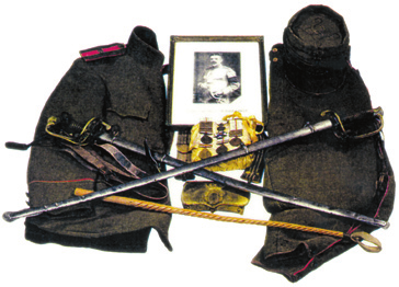 Η χακί στολή εκστρατείας, τα ξίφη και τα παράσημα του ηρωικού διοικητού του 9ου Τάγματος Ευζώνων των Βαλκανικών Πολέμων, Ιωάννη Βελισσαρίου που φυλάσσονται στο Πολεμικό Μουσείο της Αθήνας.