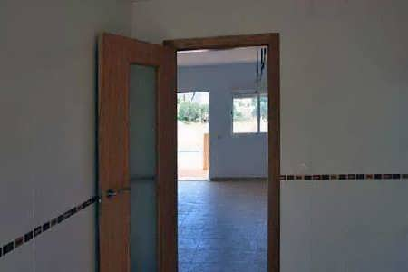 Εξοπλισμός: Κοιτώντας μέσα από το ισόγειο Κουζίνα Εντοιχισμένη κουζίνα Επενδύσεις δαπέδων Πλακάκια Τουαλέτα με ντους