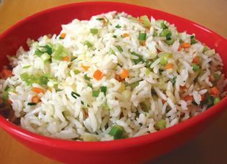 Ρύζι με Λαχανικά Υλικά για 4 άτομα : Ρύζι PARBOILED αρακάς καλαμπόκι καρότο κύβος μαγειρικής 1. Βάζουμε 5-6 φλιτζάνια νερό μέσα σε μια κατσαρόλα (1 φλιτζάνι = το προσκοπικό ποτήρι μέχρι τη γραμμή). 2.