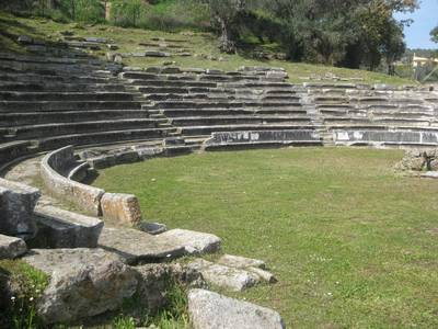 Tο αρχαίο θέατρο του Γυθείου βρίσκεται στους πρόποδες του λόφου της ακρόπολης, στο βόρειο τμήμα της πόλης του Γυθείου και χρονολογείται στους ρωμαϊκούς χρόνους (2 ος αι. μ.x.).