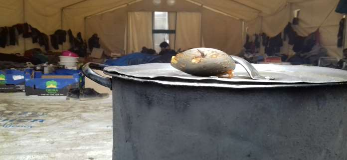 Υπόλοιποι διαμένοντες Στέγαση: Πάνω από 500 σκηνές igloo διάσπαρτες στο χώρο. Ορισμένες εθνικότητες έχουν κάνει δικά τους «γκέτο».