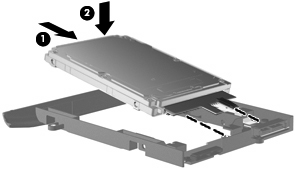 δ. Ανασηκώστε το πίσω μέρος του σκληρού δίσκου (1) και σύρετέ το έξω από το φορέα του σκληρού δίσκου (2). ΣΗΜΕΙΩΣΗ Η ενέργεια αυτή αποσυνδέει επίσης το σκληρό δίσκο από την κάρτα USB.