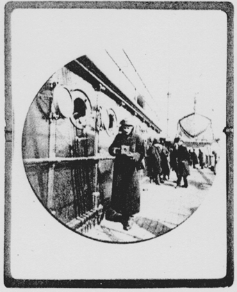 παράγει θετικές εκτυπώσεις (Εικόvα 2.5). Εικόνα 2.7: Η Πρώτη φωτογραφία από τον L. Daguerre, γνωστή ως αγγεροτυπία 1848 Ο Αγγλoς Hersel χρησιµoπoιεί τo υπoσoυλφίτ για τηv στερέωση τωv φωτoγραφιώv.