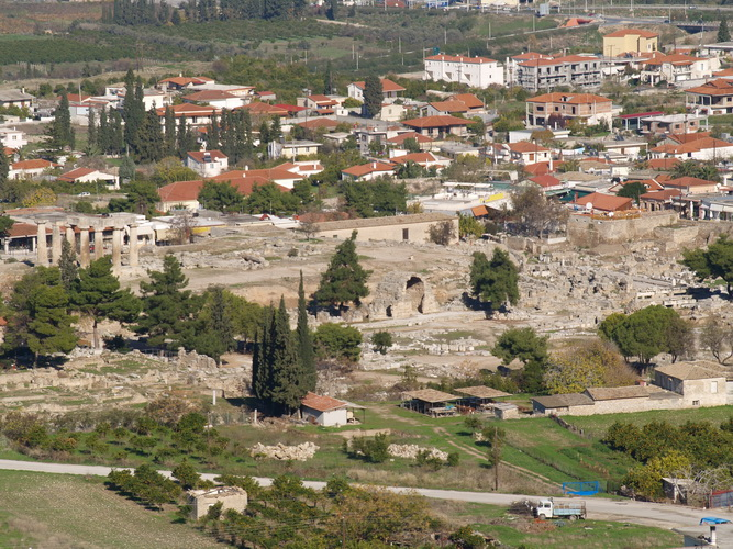 Η πόλη Η Κόρινθος κατά την ύστερη αρχαιότητα συνεχίζει να είναι μία ακμάζουσα πόλη, λόγω της στρατηγικής της θέσης και της εμπορικής δραστηριότητας που αναπτύσσεται στα επίνειά της, τις Κεγχρεές και