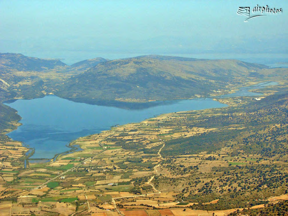 ΚΕΦΑΛΑΙΟ 1 του Πλειόκαινου ολόκληρη η Αιτωλοακαρνανική λεκάνη ήταν μια μεγάλη και ενιαία λίμνη που υδροδοτούσε ο ποταμός Αχελώος και οι χείμαρροι της περιοχής.