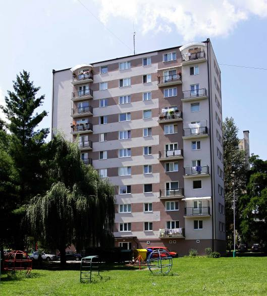 Obrázok č. 15. Stavebná sústava MBD 12 pred a po zateplení. MS 5 (11) : panelová sústava realizovaná v 60-tych rokoch. Obvodový plášť tvoria struskobetónové panely hr.