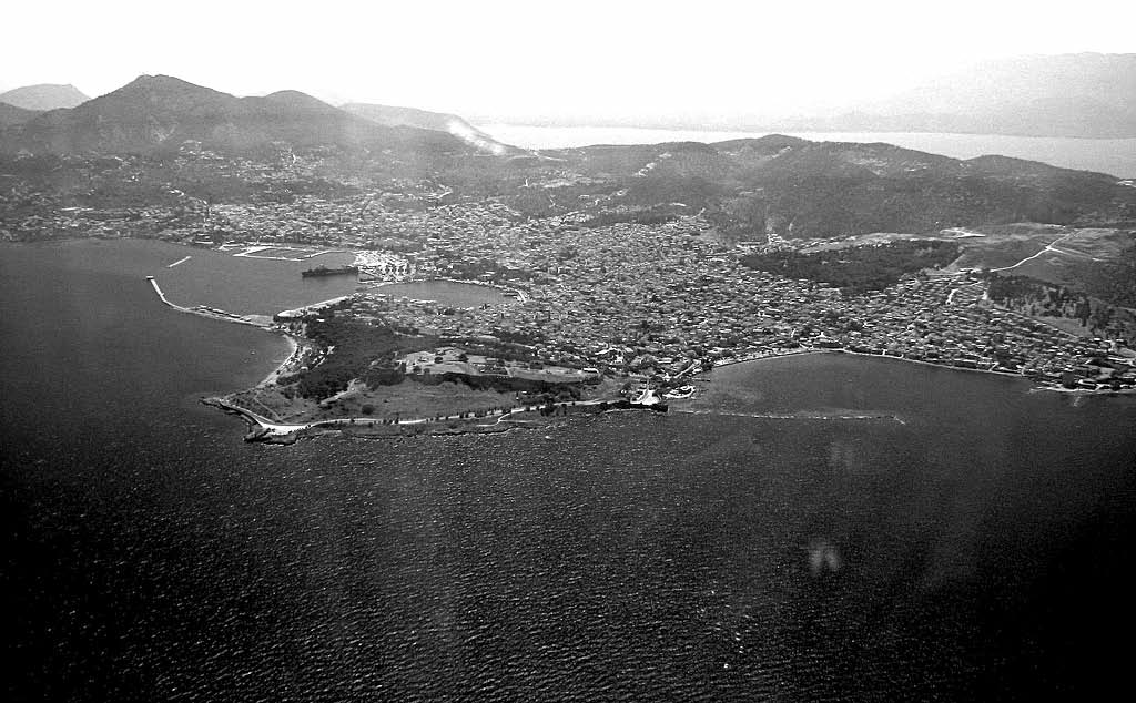 λιμaνια και ναυτικοi δρoμοι ςτην αρχαiα λeςβο 135 ΕΙΚ. 6. Αεροφωτογραφία της Μυτιλήνης από τα ανατολικά.