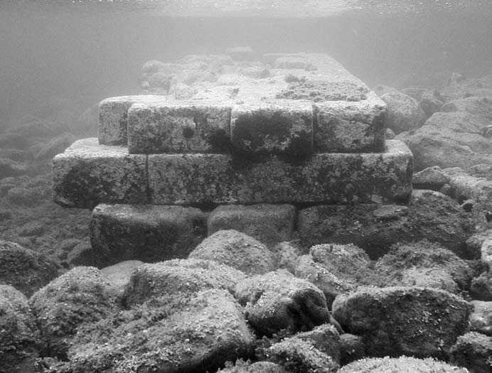 λιμaνια και ναυτικοi δρoμοι ςτην αρχαiα λeςβο 139 ΕΙΚ. 12. Υποβρύχια λήψη τμήματος λιμενοβραχίονα (ακρομολίου) του αρχαίου λιμανιού της Μήθυμνας.