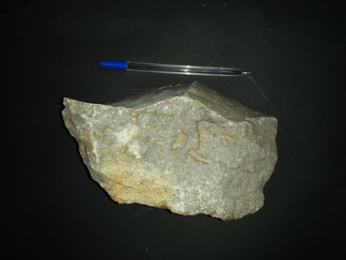 5.3.2 Ασβεστόλιθοι της γεωλογικής ενότητας Τρίπολης. Πρόκειται για μικριτικούς ασβεστόλιθους τεφρού χρώματος (εικ. 5.15). Διακρίνεται ένα δίκτυο σπαριτικών φλεβών (εικ. 5.16).