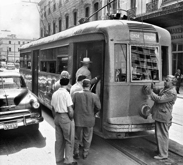 που έχουν αρκετό πρόσωπο, καθιερώθηκε το σχήμα κεντρική είσοδος για το ισόγειο και πλάγια είσοδος από τον ακάλυπτο για τον ημιώροφο.