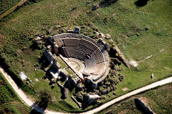 11 Νομίζω ότι τώρα ήρθε η ώρα να σας αποκαλύψω το κτίσμα που αποτέλεσε το καύχημά μου. Ε, λοιπόν, είναι το Ωδείο.