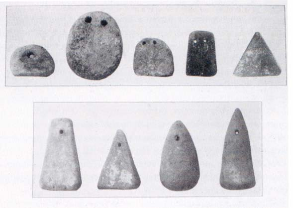 Κάθετος αργαλειός με βάρη (warp-weighted loom) Ο κάθετος αργαλειός με βαρίδια θεωρείται ότι αναπτύχθηκε στην Ευρώπη κατά τη Νεολιθική εποχή (Τεχνικό Μουσείο Θεσσαλονίκης, 2001(γ)).