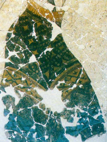φωτ. 4.33 Λεπτομέρεια από λατρεύτρια από Ακρωτήρι Θήρας (cmm, pmm2) (Περιβολιώτη Μ., 2004) Για μεταγενέστερες εποχές βλέπουμε και στις απεικονίσεις του χιτώνα της αρχαϊκής εποχής (600-500 π.χ.) μια αντιστοιχία στη διακόσμηση.