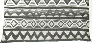 φωτ. 4.40 Κιλίμι από τη Μακεδονία, τεχνική ταπισερί, διακόσμηση με επαναλαμβανόμενο σχέδιο με συμμετρία pmm, μοτίβο: κλιμακωτός ρόμβος (d2) (Κυριακίδου Νέστορος Α., 1965) φωτ. 4.41 Κιλίμι Navaho (κουβέρτα), τελευταίο τέταρτο του 19 ου αι.