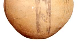 φωτ.5.33 Τέχνη της Μέσης Νεολιθικής: πήλινο κύπελλο από το συνοικισμό Τζάνη Μαγούλα (Σοφάδες), ο λεγόμενος «πυκνός ρυθμός». Η κλιμακωτή ή βαθμιδωτή κόσμηση είναι ίσως μίμηση υφαντών ή πλεκτών.