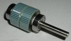 Rotor elektromotora je tvorený magnetom alebo elektromagnetom, stator do ktorého je privádzaný striedavý elektrický prúd vytvára pulzné rotujúce magnetické pole.
