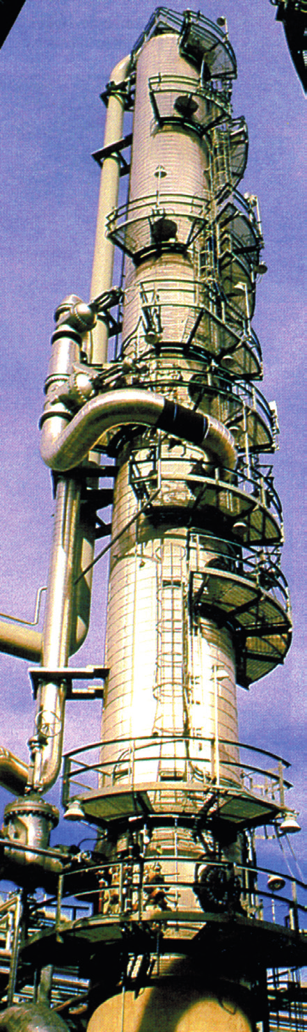 Μια αποστακτική στήλη ατμοσφαιρικής πίεσης με ύψος 50 m και διάμετρο 9 m έχει ικανότητα διύλισης περίπου 10 7 τόνων πετρελαίου το χρόνο.
