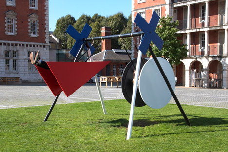 13 Constructivism inspired swing, Λονδίνο (Designed by Isabel + Helen) Στα πλαίσια του Design Festival στο Λονδίνο (2015), το σχεδιαστικό δίδυμο Isabel + Helen, με Εικαστική γλώσσα, παρουσίασε μια