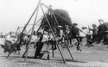 8 O Charles Wicksteed ήθελε να ενθαρρύνει όχι μόνο τα μικρά παιδιά να υιοθετήσουν το παιχνίδι ως σωματική δραστηριότητα και υγεία, αλλά όλη την οικογένεια, έτσι και το πάρκο αυτό δεν απευθυνόταν μόνο