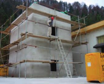 10 Februar 2012 Varnost pred požarom Tudi za to preiskavo smo izdelali model, ki smo ga po zahtevanem»staranju«v požarnem laboratoriju prestavili na peč (slika 8), obremenili s predpisano obtežbo in