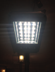 Februar 2012 15 Lastnosti uličnih solarnih svetilk 051/120 WATT LED svetlo in zanesljivo, brez oskrbe z električno energijo, svetilnost je cca.