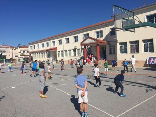 ΘΕΣΣΑΛΟΝΙΚΗ 4 ο Δημοτικό Σχολείο Θέρμης Στις 28-9 2016 και στην αυλή του 4 ου Δημοτικού Σχολείου Θέρμης και στο πλαίσιο της Ευρωπαϊκής Εβδομάδας Αθλητισμού διεξήχθησαν παιχνίδια εξοικείωσης που