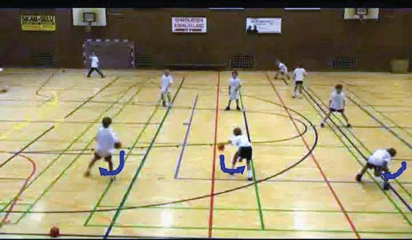 DANSK HANDBALL FEDERATION 20 Άσκηση 3: Κρατήστε την μπάλα Λαβή και πάσα Η άσκηση στοχεύει στην εξάσκηση της πάσας και της λαβής.