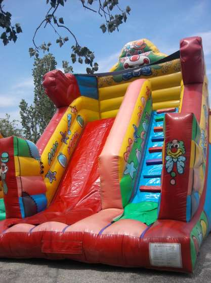 T.03 Clown Slide Τσουλήθρα Κλόουν Διαστάσεις : Μήκος 6,5m x Πλάτος 4m x Ύψος 6m // Ηλικίες: 4+ // Απασχολεί 30 παιδιά Πανέμορφη τσουλήθρα τεράστιων διαστάσεων που συναντάμε συνήθως μόνο σε σταθερούς