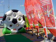 Α.13 Football Target Ποδοσφαιρικός στόχος Διαστάσεις: 3m x 1,5m x 3,5m ύψος // Ηλικίες: 7+ Ένα παιχνίδι ποδοσφαιρικής ευστοχίας με στόχο μια εντυπωσιακή φουσκωτή μπάλα ποδοσφαίρου. Α.