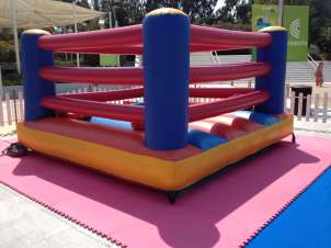 Α.02 Bouncy Boxing Φουσκωτό Μποξ Διαστάσεις: 3,5m x 3,5m x 2,5mh (ρινγκ ενηλίκων) / Ηλικίες: 15+ 4m x 4m x 3mh (ρινγκ παιδικών) / Ηλικίες: 8+ Ένα μεγάλο φουσκωτό ρινγκ, στο οποίο αγωνίζονται οι