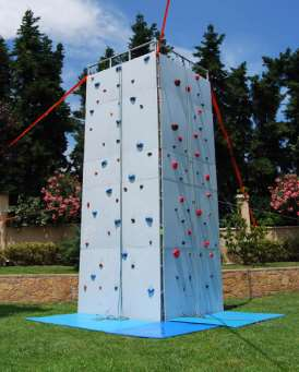 Δ.06 Climbing Tower Πύργος Αναρρίχησης Διαστάσεις: 2,1m x 2,1m - ύψος 3,3m ή 5,3m / / Ηλικίες: 7+ Αναρρίχηση σε πύργο αναρρίχησης με την ασφάλεια σχοινιών και ειδικού πιστοποιημένου