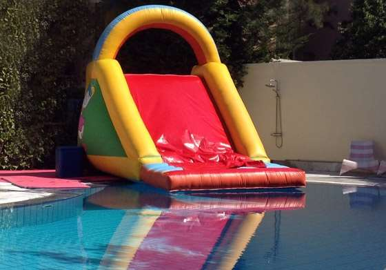 W.08 Slippery Slide Μεγάλη Τσουλήθρα Διαστάσεις : 5m x 3m x 3,5mh // Ηλικίες: 6+ Εντυπωσιακή φουσκωτή τσουλήθρα με τοίχο αναρρίχησης εξοπλισμένο με δίχτυ στη μία πλευρά και μεγάλο φουσκωτό μαξιλάρι