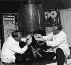 Ιστορική Αναδρομή Μετά το 1950 1957: SPUTNIK (1 ος τεχνητός δορυφόρος, Ρωσία) 1958: EXPLORER 1 (μελέτη ζώνης Van Allen) SCORE (μετάδοση ομιλίας, ΗΠΑ), 4min αποθηκευτικός χώρος, με μόνο 35 μέρες