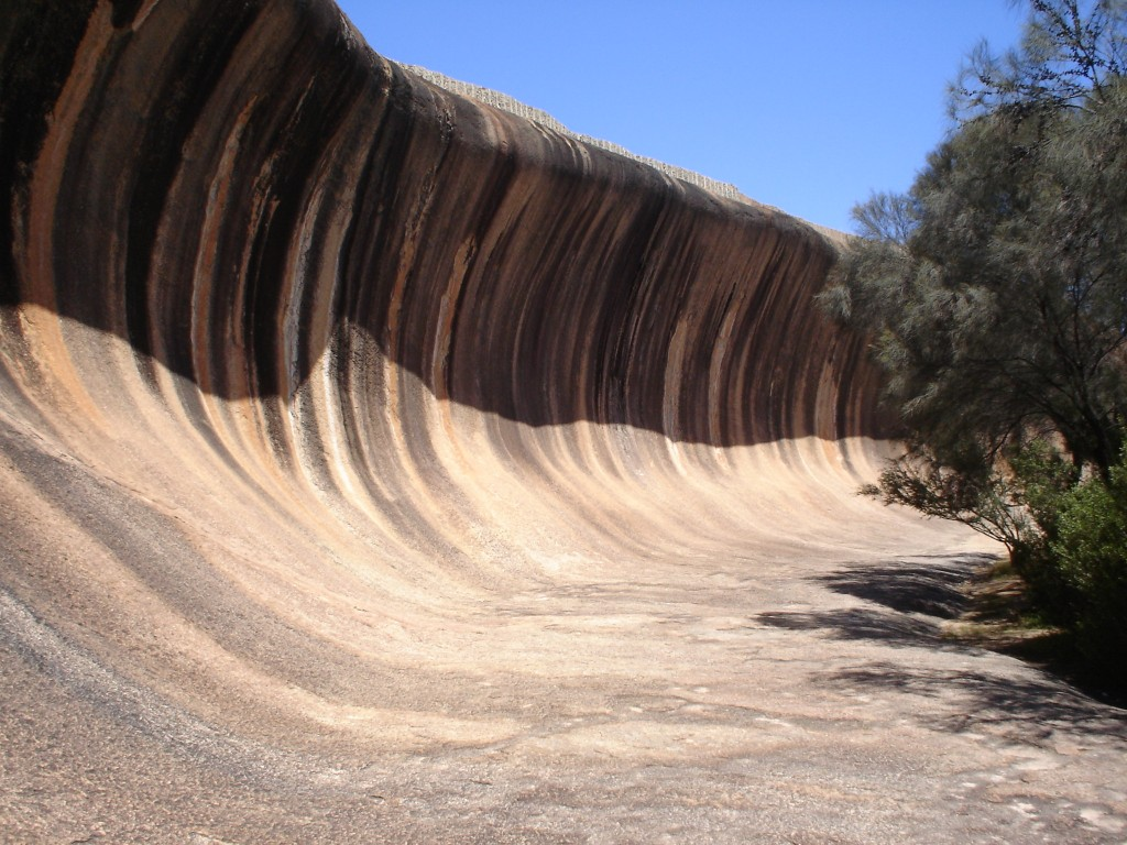 7. Κυματιστός βράχος, Αυστραλία Ο κυματιστός βράχος πήρε το όνομα του από το σχήμα του, που μοιάζει με