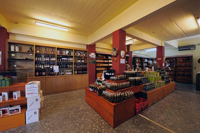 Η Ένωση Πεζών έχει ΟΠΑΠ για το κρασί και ΠΟΠ για το ελαιόλαδο. Στον ίδιο χώρο λειτουργεί μια μικρή αγορά όπου πωλούνται προϊόντα της Ένωσης Πεζών σε τιμές κόστους.