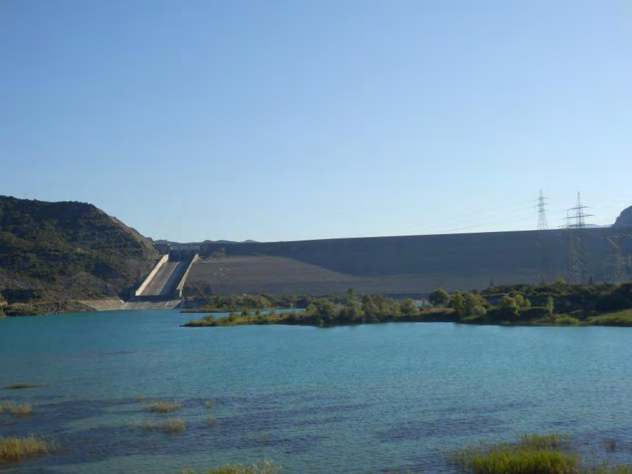 περιλαμβάνει έναν εκχειλιστή χωρίς θυροφράγματα, μέγιστης παροχετευτικότητας 5.800 m 2 /sec.