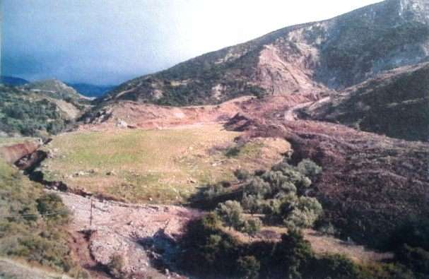 στους ανώτερους ορίζοντες των υποκείμενων σχηματισμών του φλύσχη (Κούκης Σαμπατακάκης, 1999). Το πρανές αυτό διαμορφώνεται με κλίσεις 30-40 (στο κατώτερο τμήμα) προς τα Β.ΒΔ/κά.